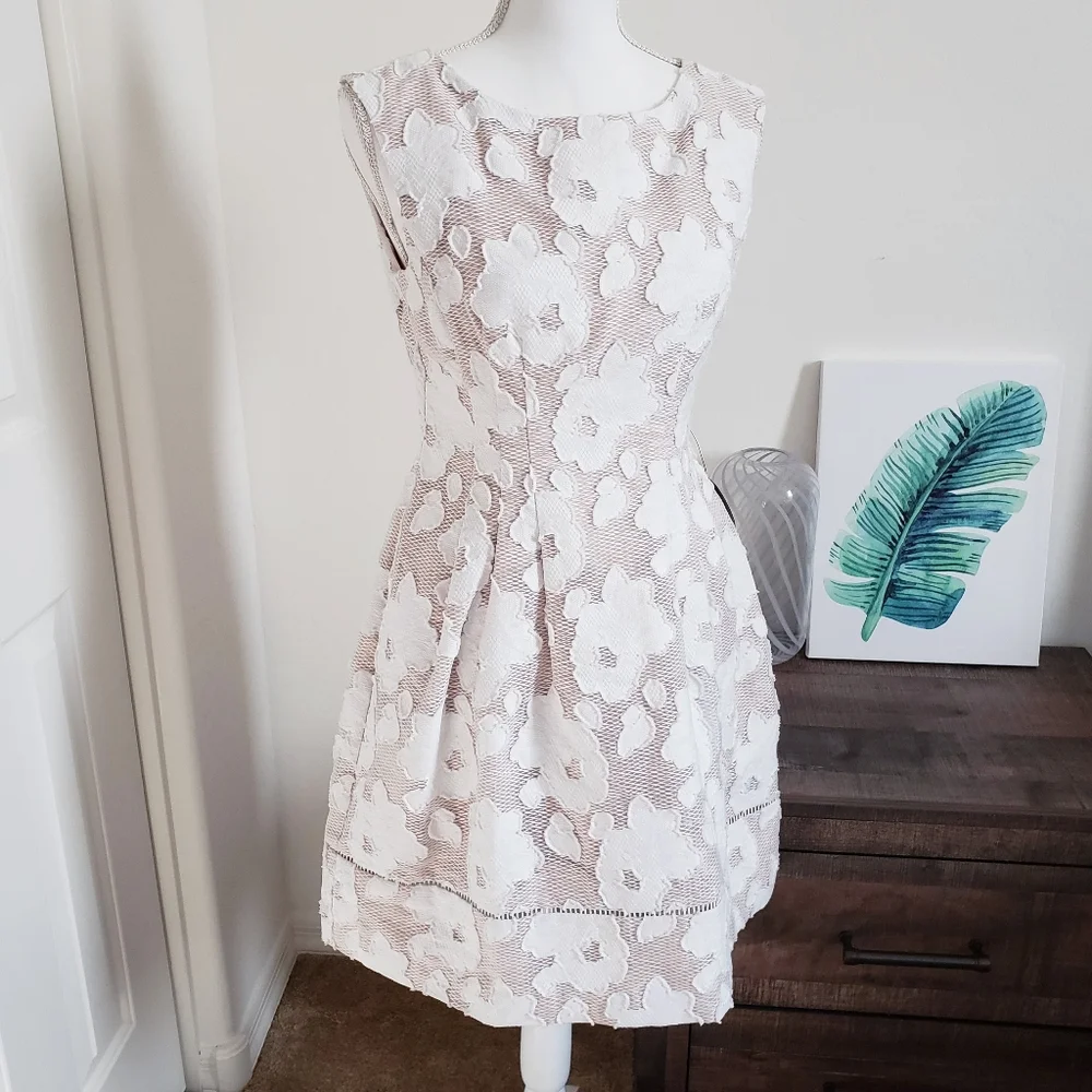 NWOT Vince Camuto Lace Floral Appliqu White A-Line Mini Dress SZ 6 Petite - Picture 2 of 11